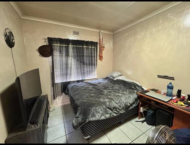 3 BEDROOM HOUSE FOR SALE IN DERSLEY